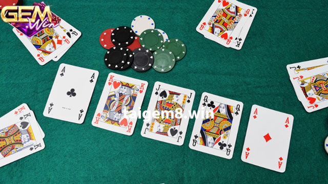 Xem các lá bài chung, đưa ra chiến thuật cược Poker